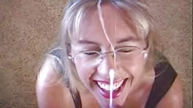 Montando video sexo viejitas su consolador en el piso de la cocina