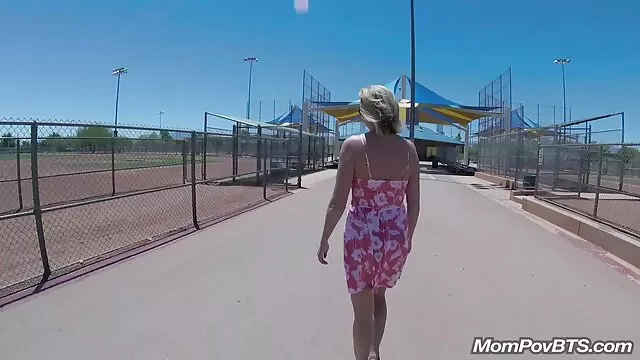 Preciosa chica de enormes tetas viejitas foyando naturales
