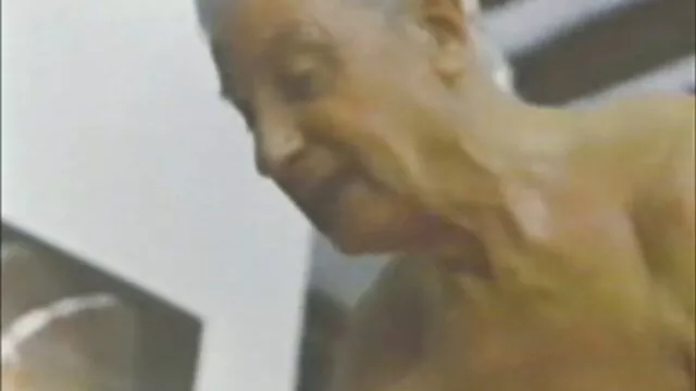 Nena regordeta toma videos gratis de viejitas teniendo sexo dos pollas de ambos extremos